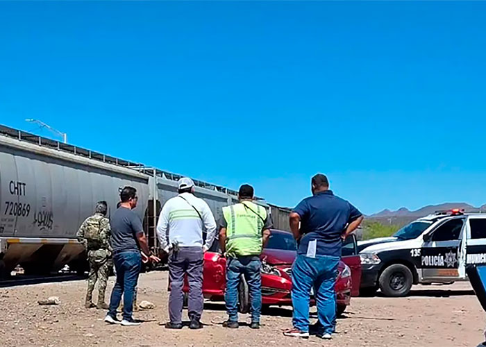 Embiste tren a automóvil; Intenta ganarle el paso en Empalme