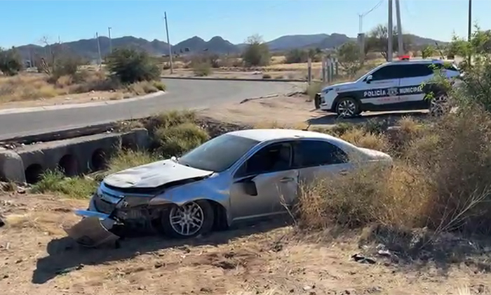 Se salen del camino y abandonan automóvil en Villas del Sur