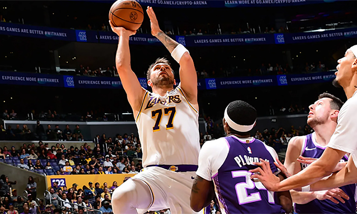 Se imponen Lakers ante Kings de Sacramento
