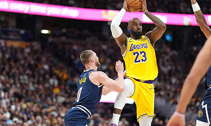 LeBron James impone récord en más canastas