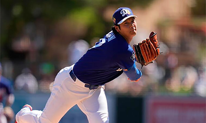 Lanza Ohtani a 99 millas por hora en su debut en el montículo