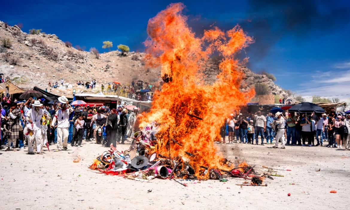 Celebran fariseos de etnia Yaqui la quema de máscaras en las distintas ramadas