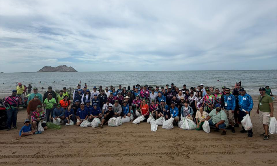 Gobierno de Hermosillo y sociedad civil realizan limpieza de playa en Bahía de Kino