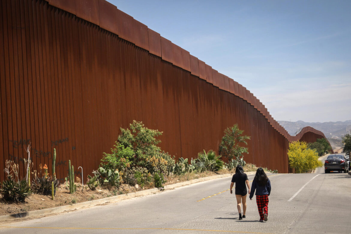 Ampliación de muro fronterizo destruye cerro sagrado de pueblo indígena en Baja California