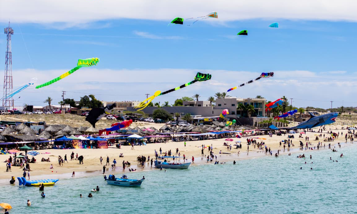 Viste Sky Fest de colores el cielo de Bahía de Kino con papalotes gigantes