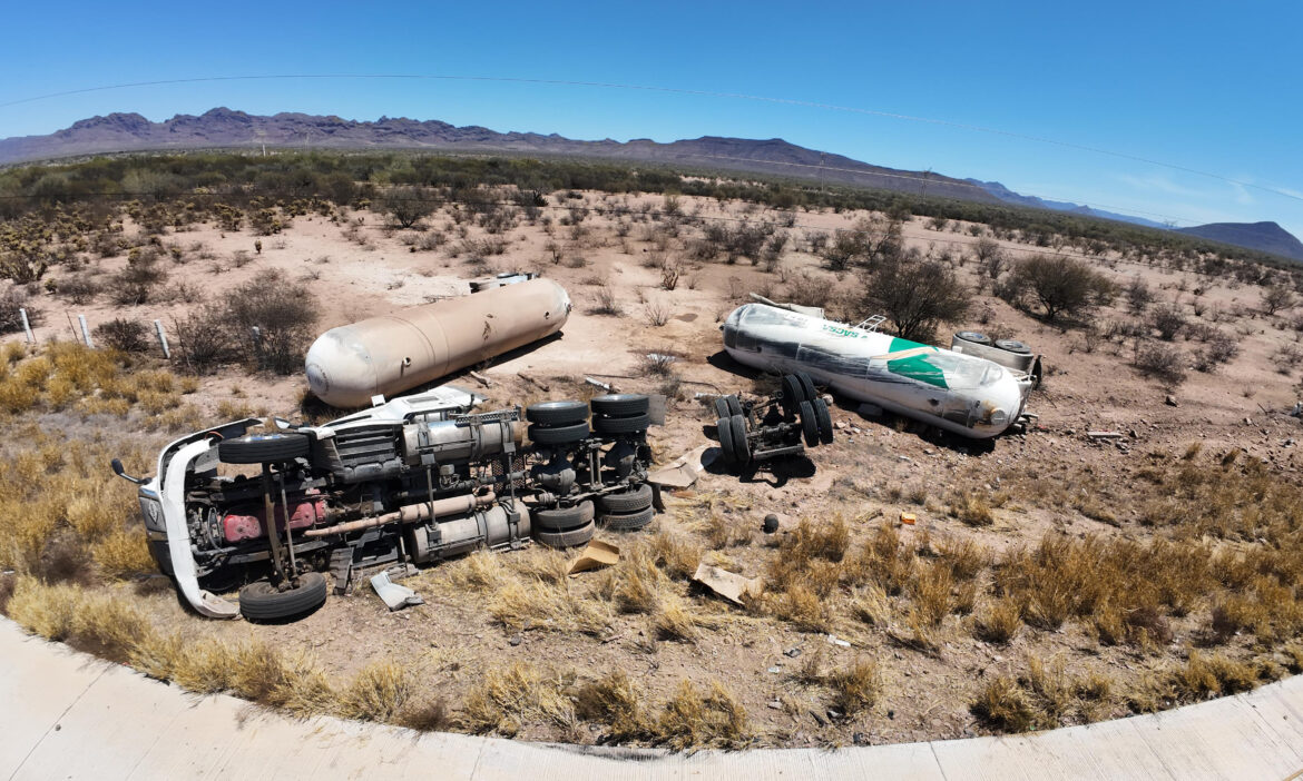 Volcadura deja 27 intoxicados con amoniaco; Cierran la carretera Guaymas Hermosillo