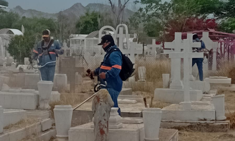 Gobierno de Hermosillo realiza limpieza en panteones con motivo del 10 de mayo