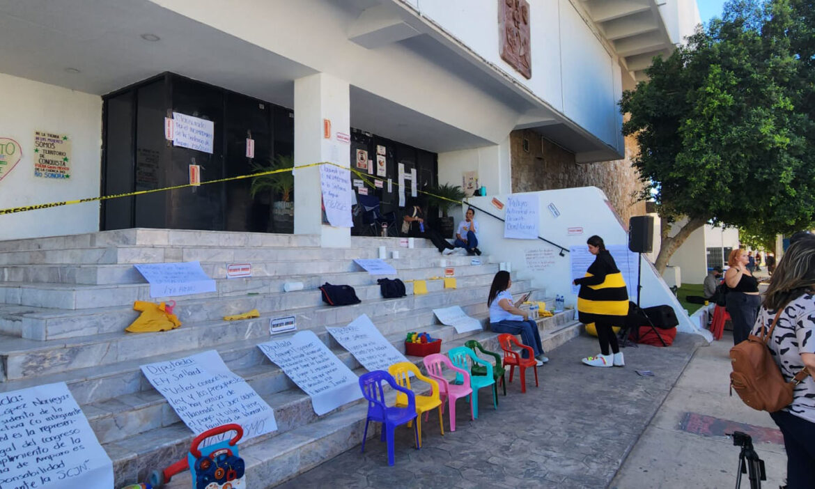 Maestras de estancias infantiles mantendrán bloqueo en el Congreso; demandan se cumpla ordenamiento judicial