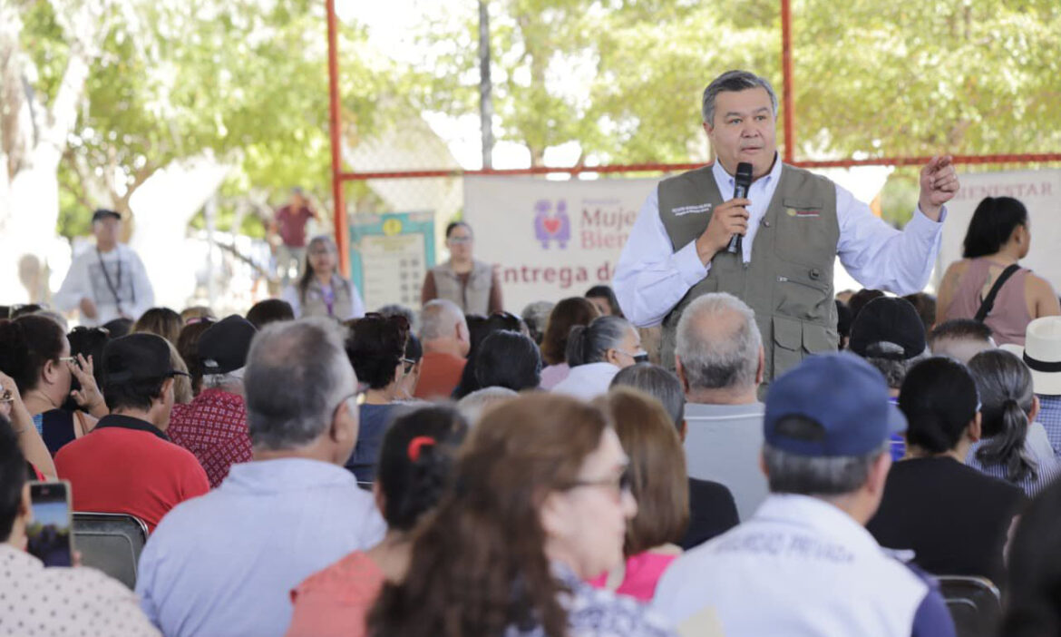 Entregan tarjetas para adultos mayores y mujeres bienestar