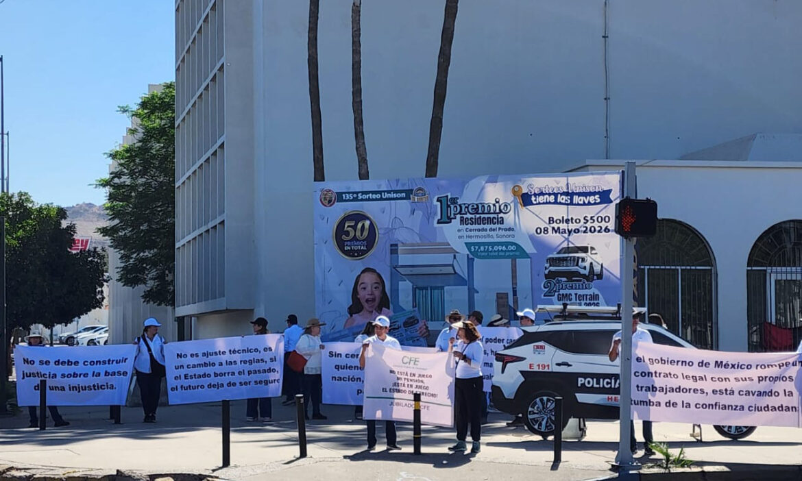 Ex trabajadores de CFE se manifiestan contra reforma a Ley de Pensiones