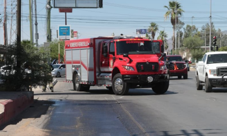 Atienden bomberos derrame de combustible en el bulevar Solidaridad