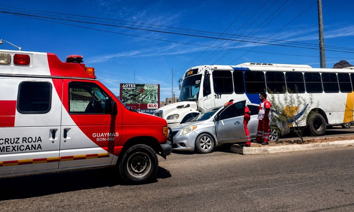 Choque de camión y auto deja una lesionada en Guaymas