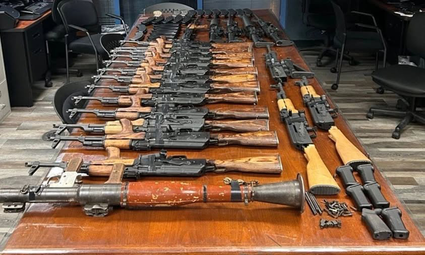 Atrapan a mujer con arsenal en Nogales