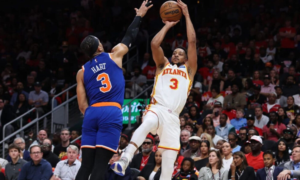 Atlanta saca triunfo en últimos segundos con anotación de CJ McCollum