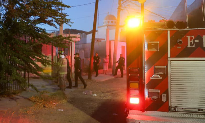 Sofocan Bomberos incendio en casa en la Privada del Razo