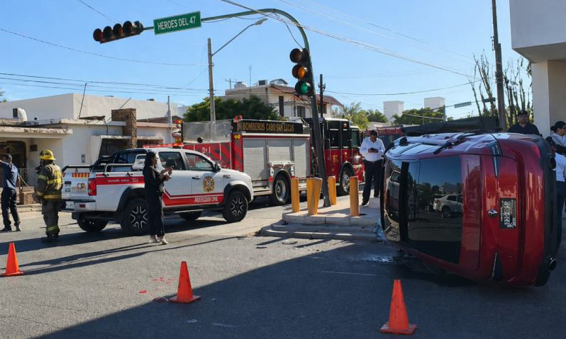 Vuelca auto tras chocar con bombera en pleno Centro de Hermosillo