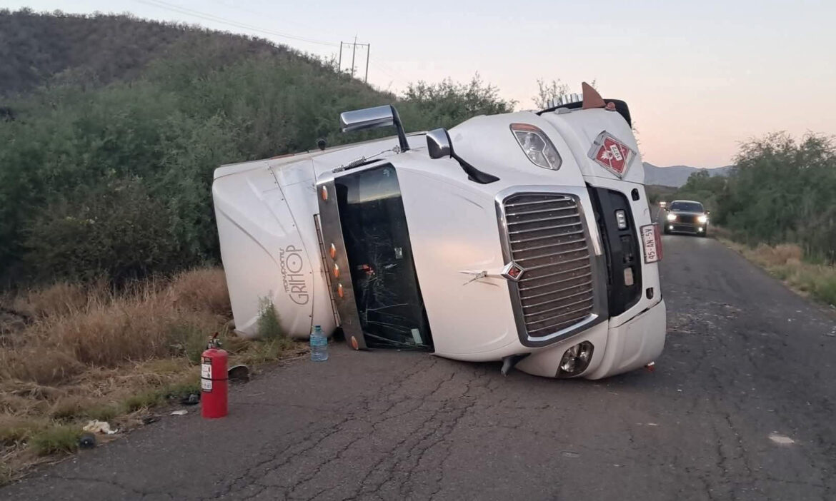 Cierran carretera tras volcar cisterna en el tramo Huépac-San Felipe