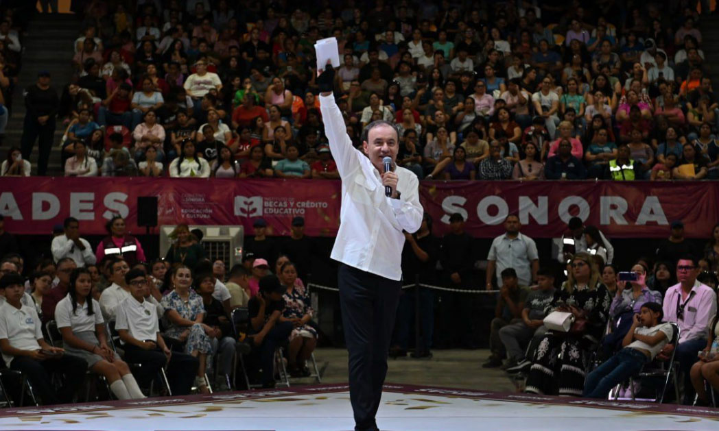 Impulsa gobernador becas universales para aliviar gasto familiar y mantener a jóvenes en clases