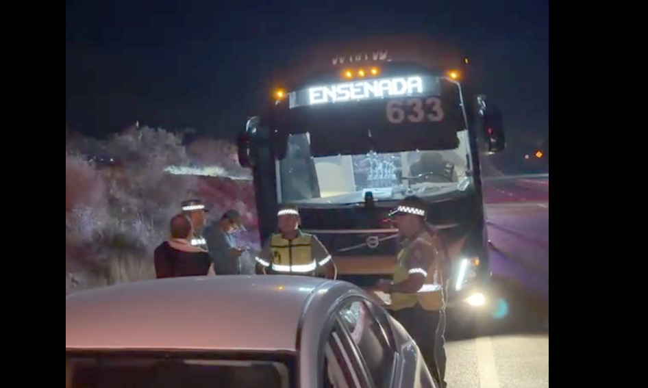 Embiste autobús de Tufesa a automóvil en la carretera Pitiquito-Caborca