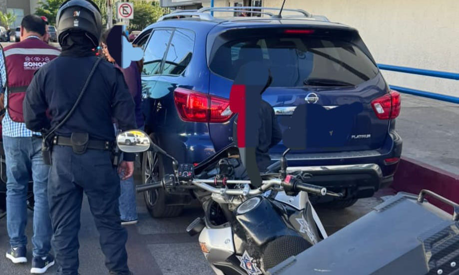 Apoyan policías en traslado de mujer enferma en la colonia Jacinto López