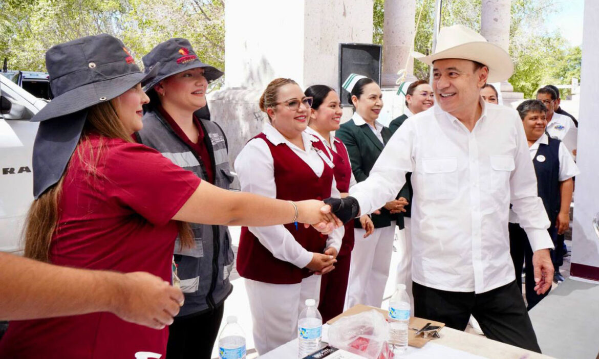 El gobernador Alfonso Durazo entrega 15 camiones en Cajeme