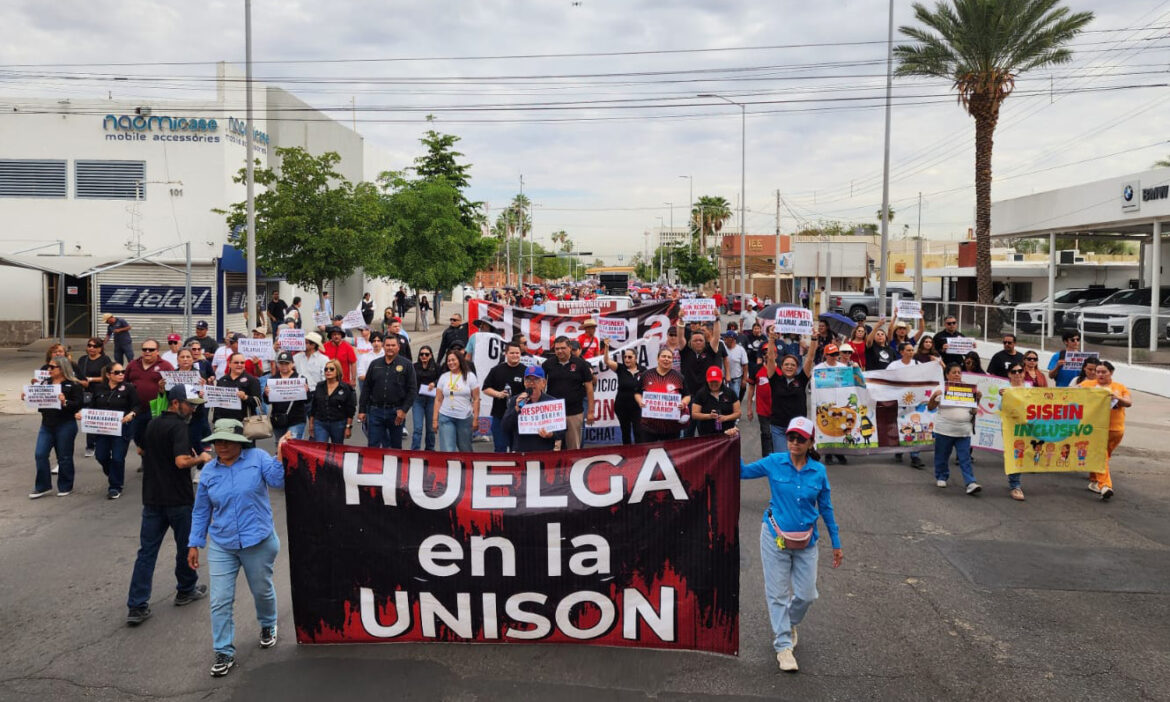 Marchan sindicalizados universitarios; demandan solución al conflicto