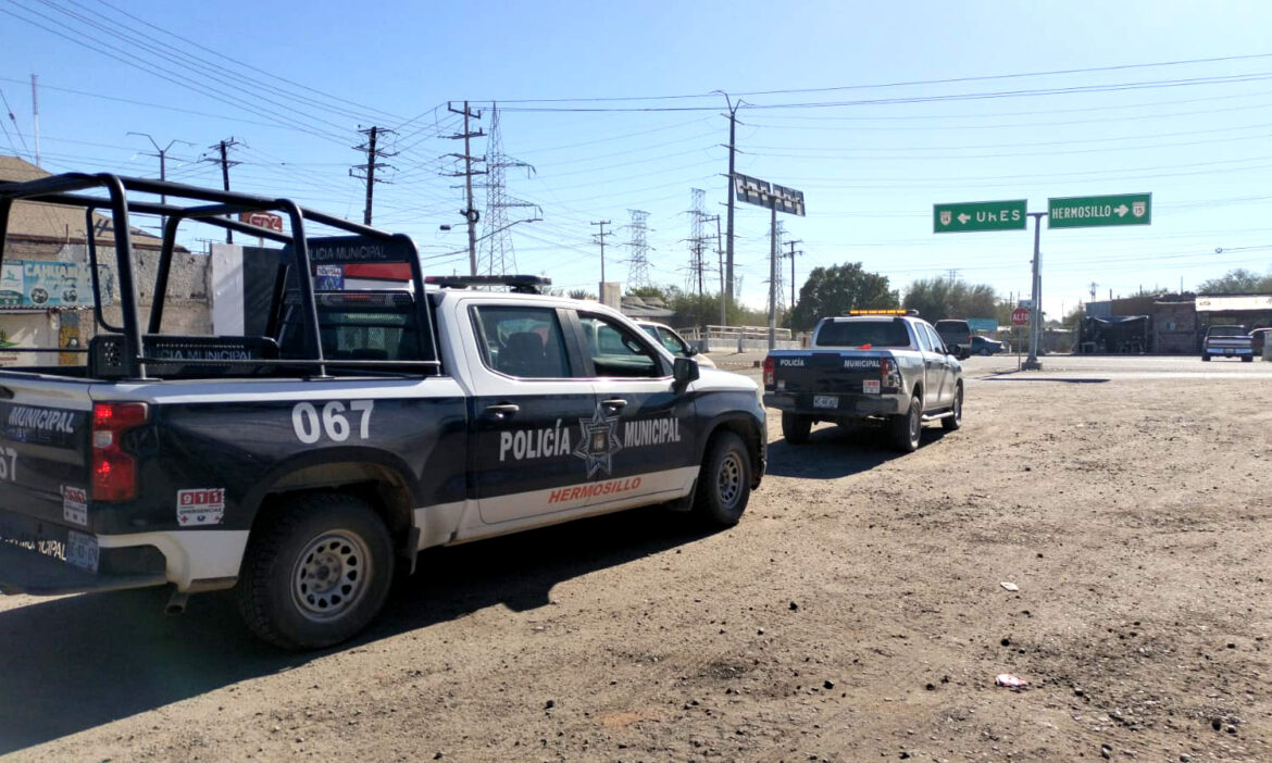 Agentes municipales aprehenden a dos sujetos con armas