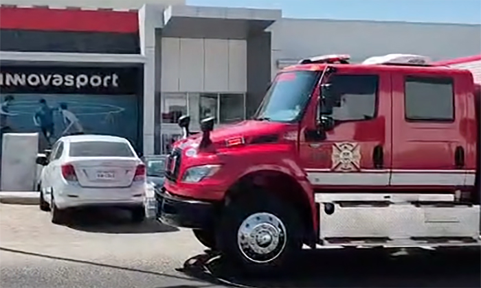 Moviliza a bomberos falla eléctrica en Galerías