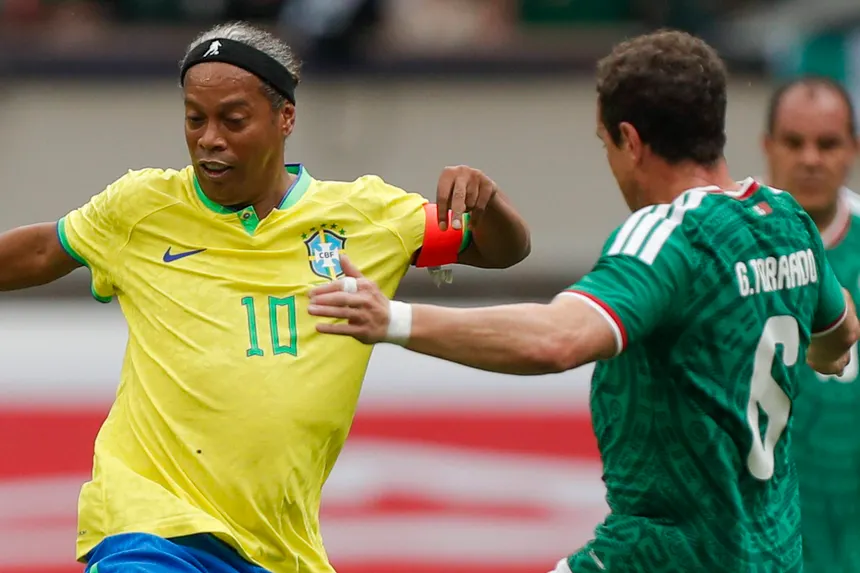 México vence 3-2 a Brasil en emotivo Partido de Leyendas en el Azteca