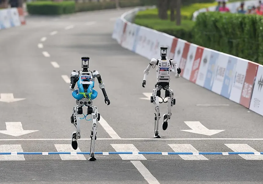 Robot humanoide establece nuevo récord en el medio maratón de Pekín