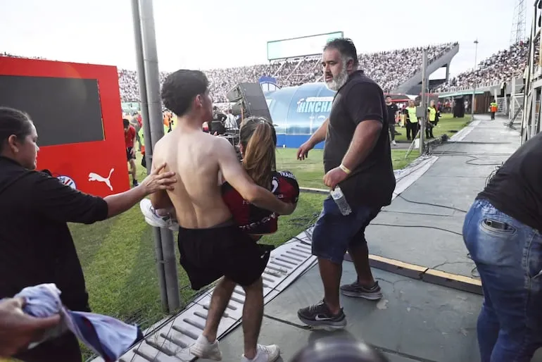 Suspensión del clásico paraguayo tras graves incidentes en las gradas