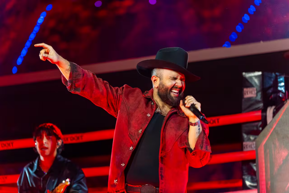 Carín León: su viral reacción ante los errores de audio