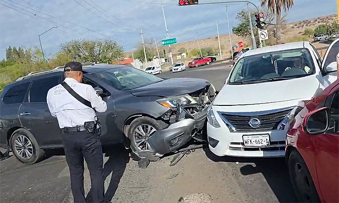 Protagonizan triple choque tras ignorar luz de semáforo