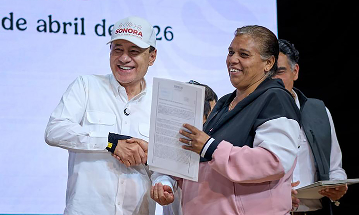 Entregan escrituras a familias