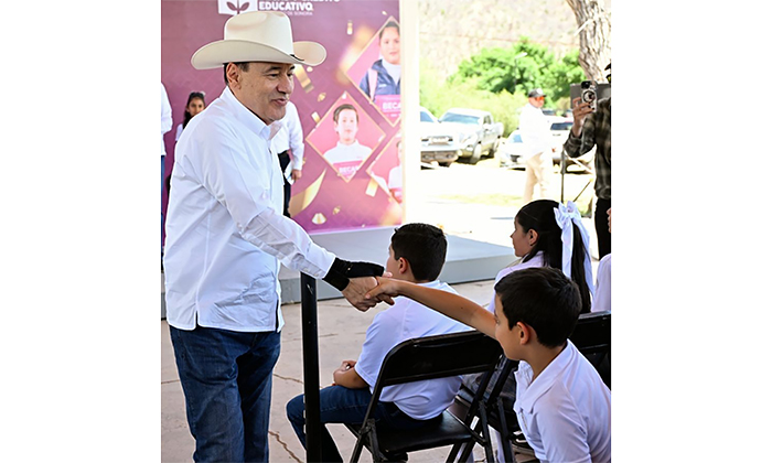 Entrega gobernador becas y apoyos en Soyopa y Mazatán