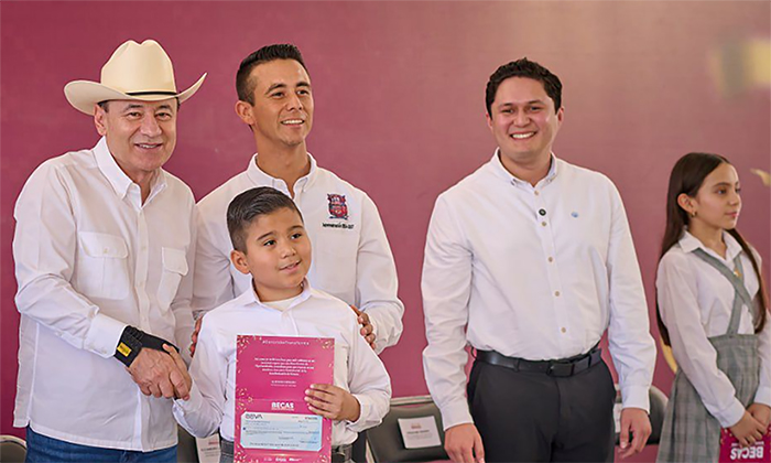 Disminuye gobernador deserción escolar