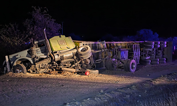 Vuelca tráiler y rapiñan jícama al sur de Empalme