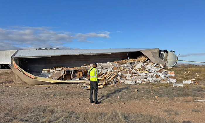 Rapiñan carne de tráiler volcado en la carretera Guaymas-Hermosillo