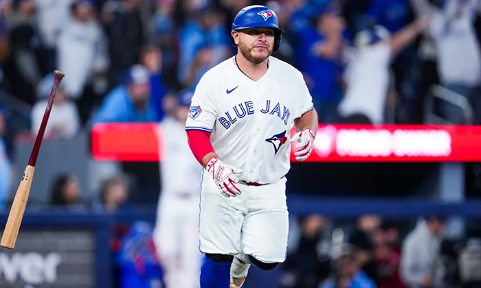 Sufre lesión Alejandro Kirk; Azulejos caen ante Medias Blancas