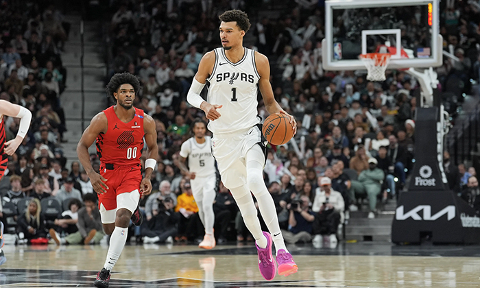 Spurs arrolla a los Trail Bazers por 111 a 98