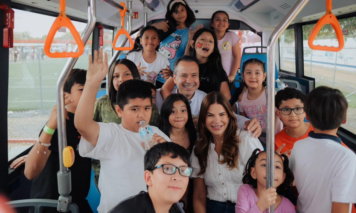 Celebran Toño Astiazarán y Patty Ruibal a niñas y niños durante el ChiquiFest 2026
