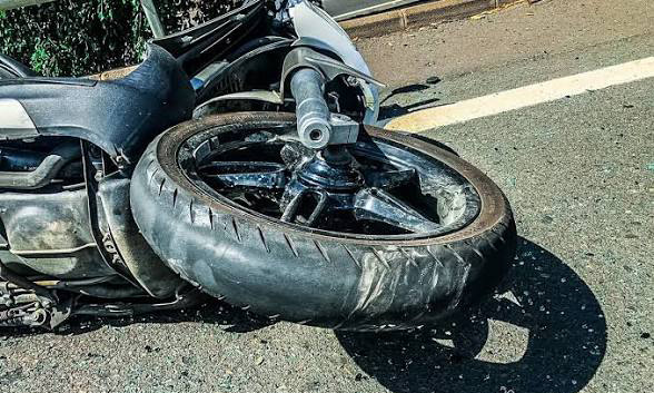 Participa motociclista en choque en San Carlos