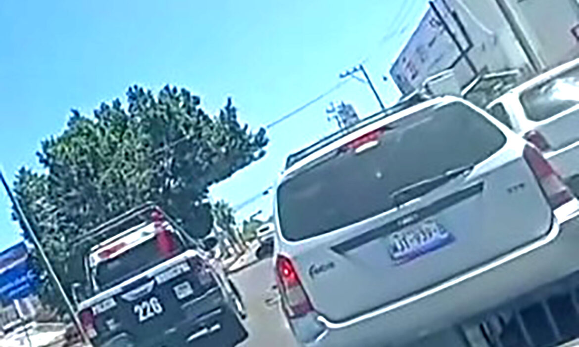 Chocan vehículos frente a plaza comercial