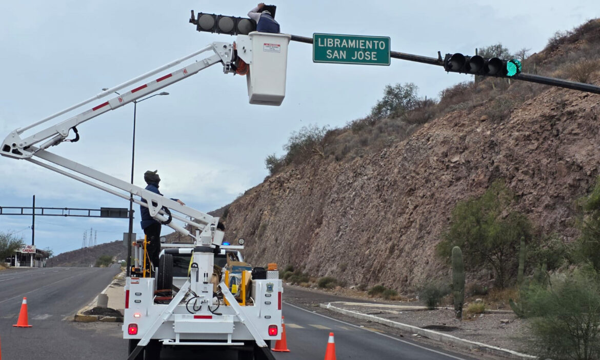 Brindan mantenimiento a semáforos en Guaymas