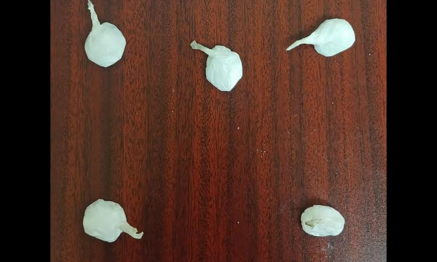 Agentes preventivos sorprenden a par de sujetos con droga