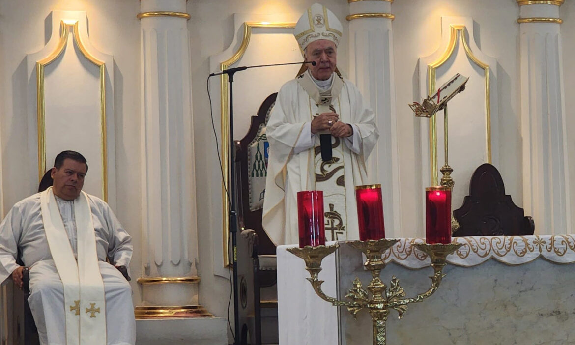 Conmemora arzobispo celebración de la Santa Cruz con la bendición de cruces