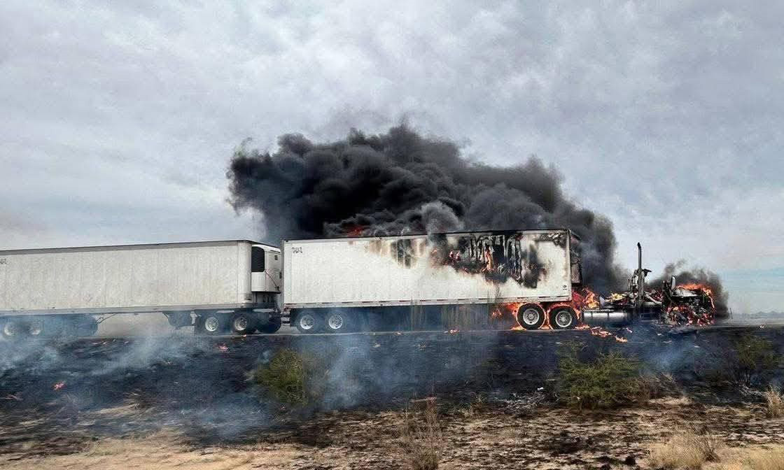 Incendio de tráiler afecta tráfico carretero en la carretera federal México 15, a la altura de “El Oasis”