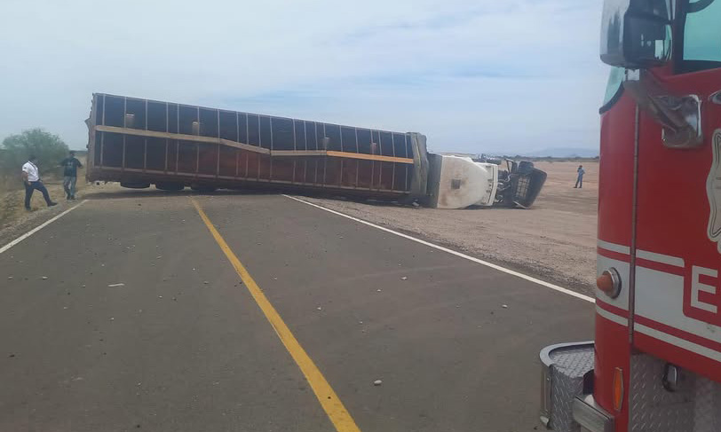 Vuelca tractocamión en La Costa
