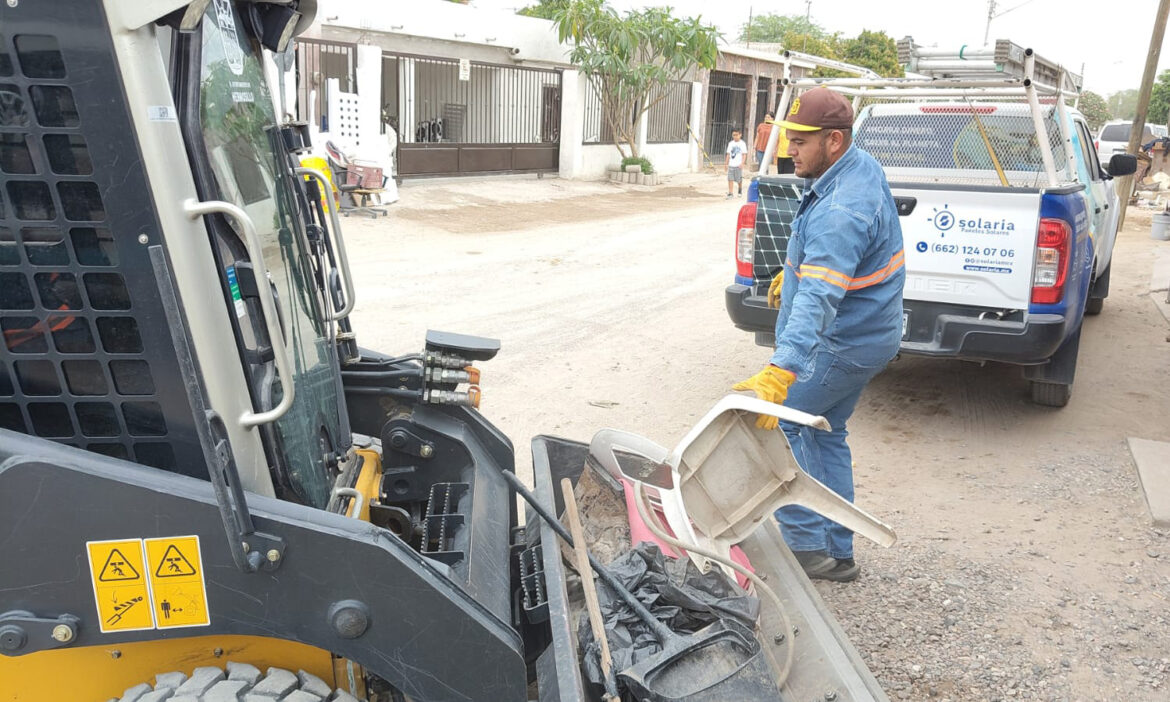 Personal del Ayuntamiento de Hermosillo retiran 32 toneladas de cacharros en la Norberto Ortega