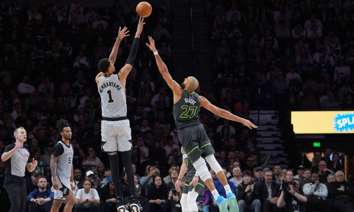 Wolves ganan el primero a Spurs